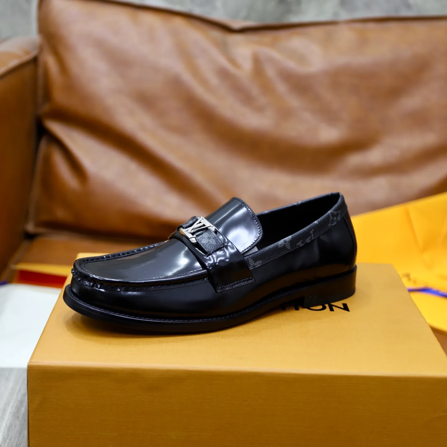 Men's shoes 💰: 💰900LV Louis Vuitton slip-on loafers, top quality products produced in Dongguan, ready for sale! This LV Glove loafer is made of selected soft cowhide, with a slightly wrinkled leather surface and a very high-end texture. Each pair is unique. The leather surface is light and soft, with a fine texture and good luster. It is a classic loafer style, with exquisite handmade mark stitching on the toe, and a square toe configuration to highlight the classic style. The horizontal band has hot-printed LV three-dimensional letters, semi-solid handcrafts and a genuine leather outsole, and a rubber patch on the heel to create wear-resistant performance and comfort. One of the must-have loafers for men! Comes with full original packaging! Code number: 38-39-40-41-42-43-44 (38, 45, 46 customized) standard leather shoe code